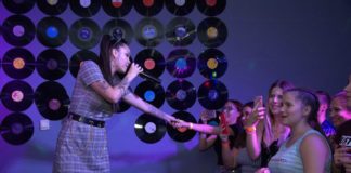 Ezeket lehet kapni a kínai édesség boltokban? Lil G és kedves barátja megkóstolta, mi pedig jót nevettünk!