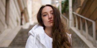 Emcinek mesés alakja lett a jógától