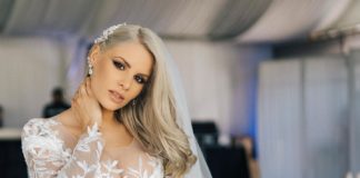 Félve nyitott ajtót, s amikor kinézett, egyből elfutott