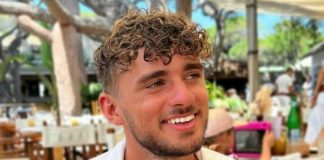 Azzal lett híres, hogy idegen lányoknak adogat rózsát