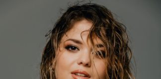 Beszóltak a hazai énekesnőnek, hogy miért nincs rajta melltartó