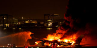 Megdöbbentő felvételeken a tokiói reptéri ütközés