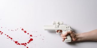 Négyéves fia holttestére bukkantak az indiai üzletasszony poggyászában