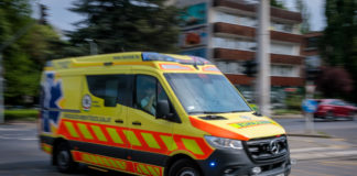 Mobilozott vezetés közben, majd egy oszlopnak csapódott