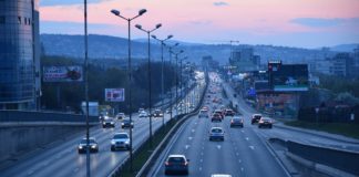 Durvát pörgött egy autó az M0-son!