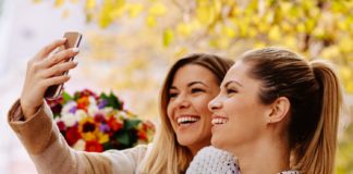 Elege lett a pasikból, megkérte inkább a barátnője kezét ez a lány