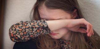 DURVA! Japánban gyerekek arcát plasztikáztatják ezek a szülők