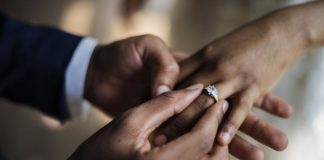 Felesége mellett kérte el a pultoslány telefonszámát