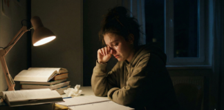 „Neked könnyű, te okos vagy” – A hazugság a kitűnő bizonyítvány mögött